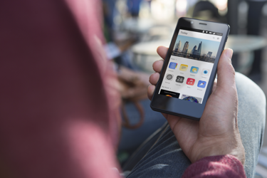 Man holding new Ubuntu phone